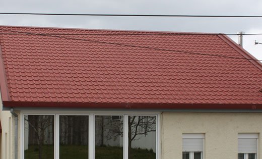 Chapa Simples de Cobertura com imitação a telha marselha e Remates, aplicados numa moradia em Bragança